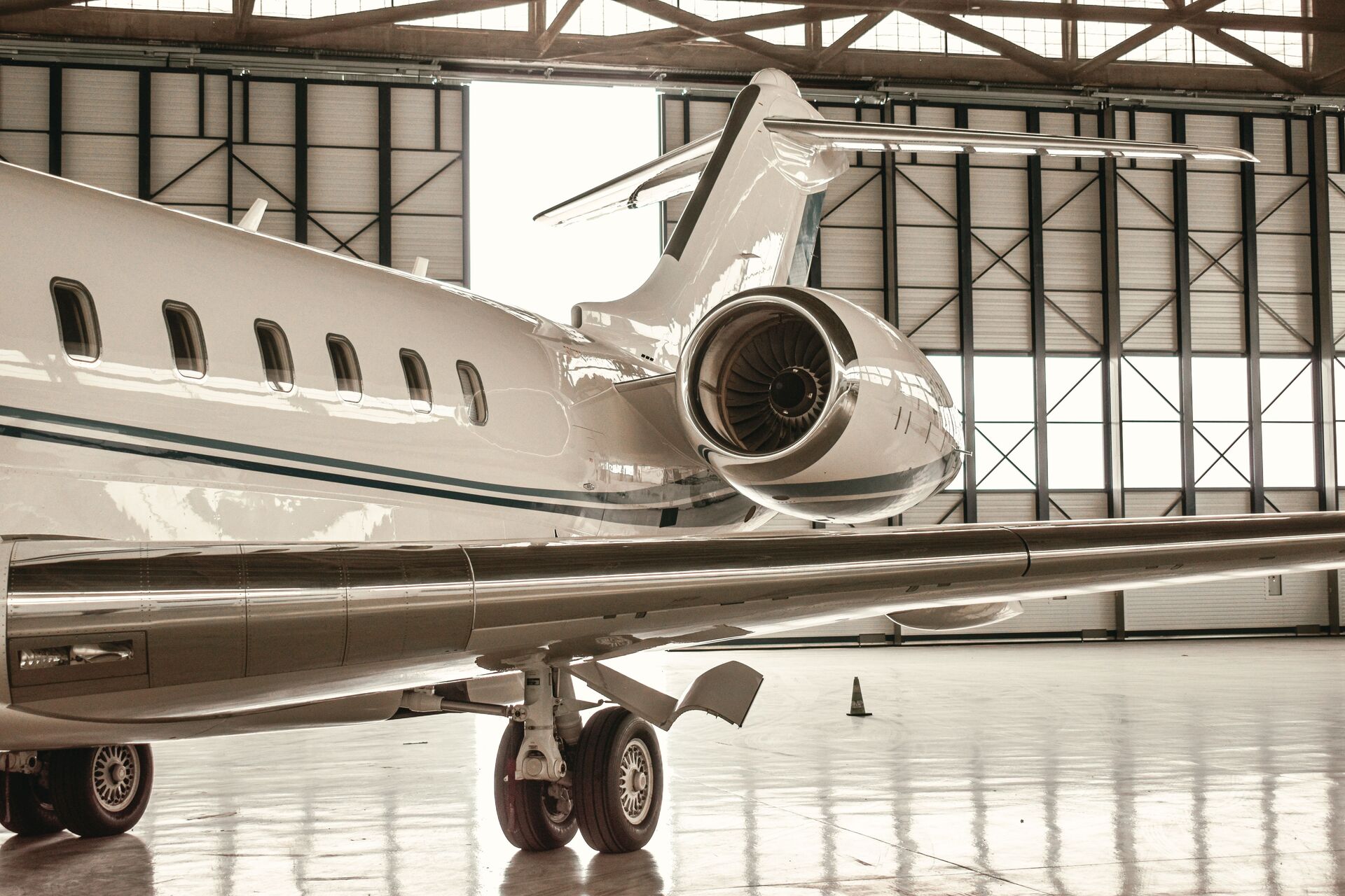Jet privé dans un hangar, symbole de la marque Le Boeing de l'immobilier