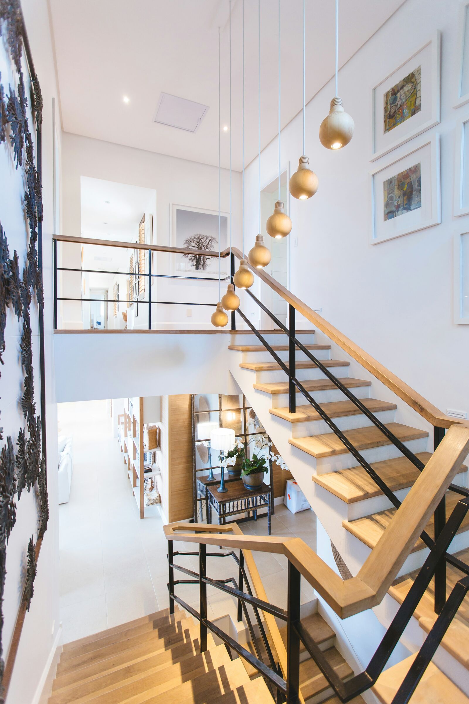 Escalier intérieur cossu à l'éclairage doré