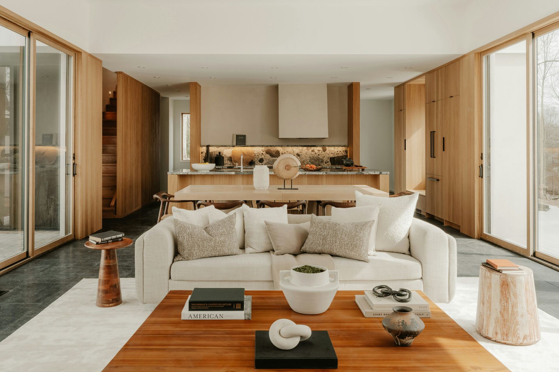 Intérieur chaleureux aux tons ivoire et bois