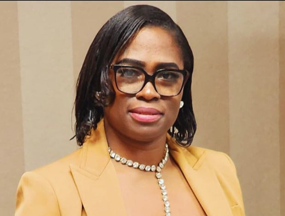 Portrait de Michelle Nyatcham Njamen, courtière immobilière, en blazer doré