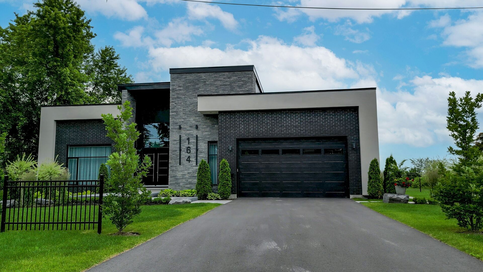 Façade d'une propriété contemporaine dans la région de Québec