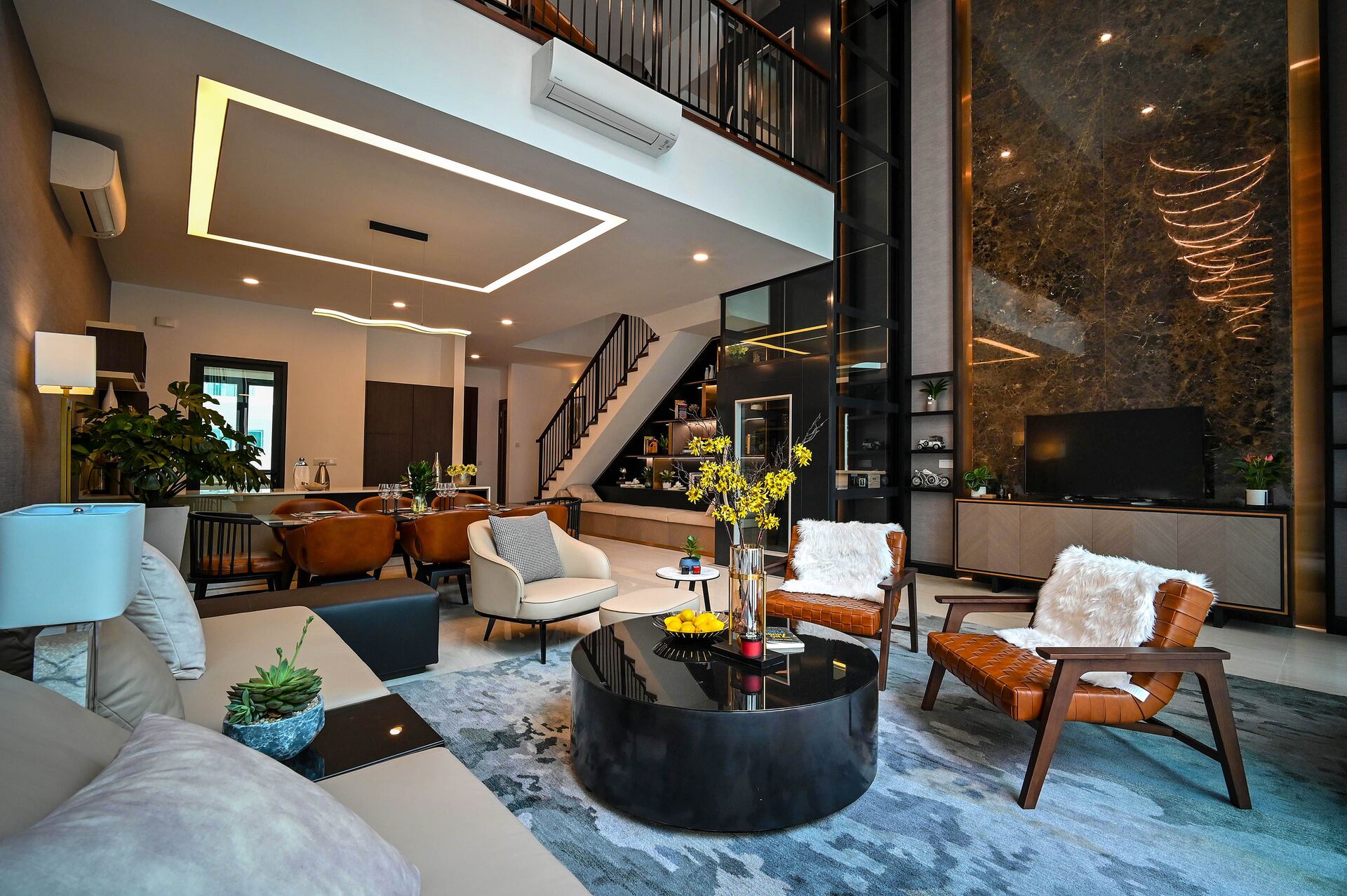 Salon luxueux aux tons dorés avec mur de marbre