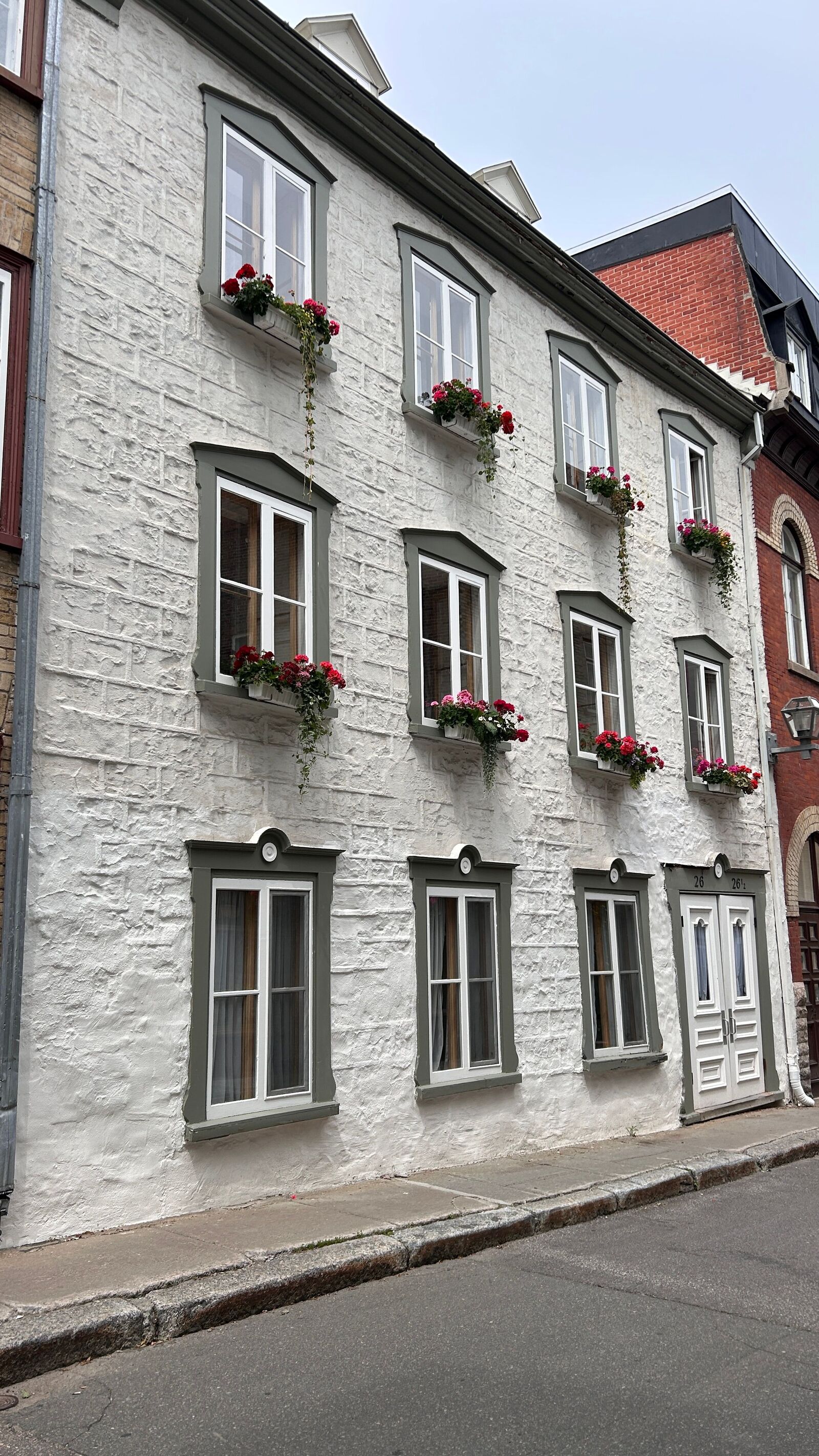 Façade fleurie typique du Vieux-Québec